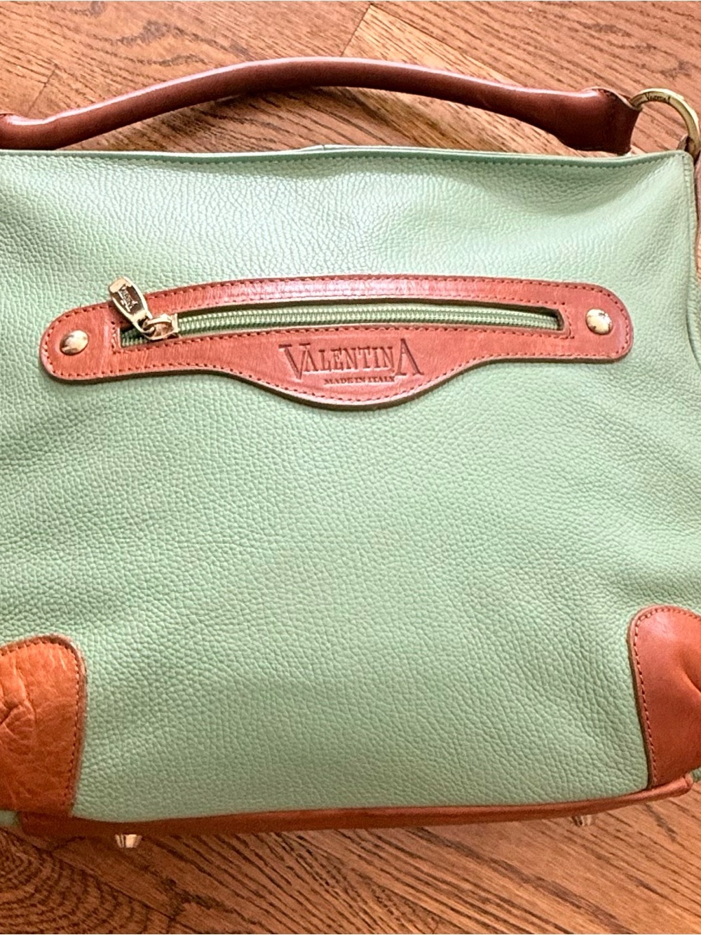 VALENTINA Mint Green Stylish Bag
Made in Italy
Gold tone hardware
Leather